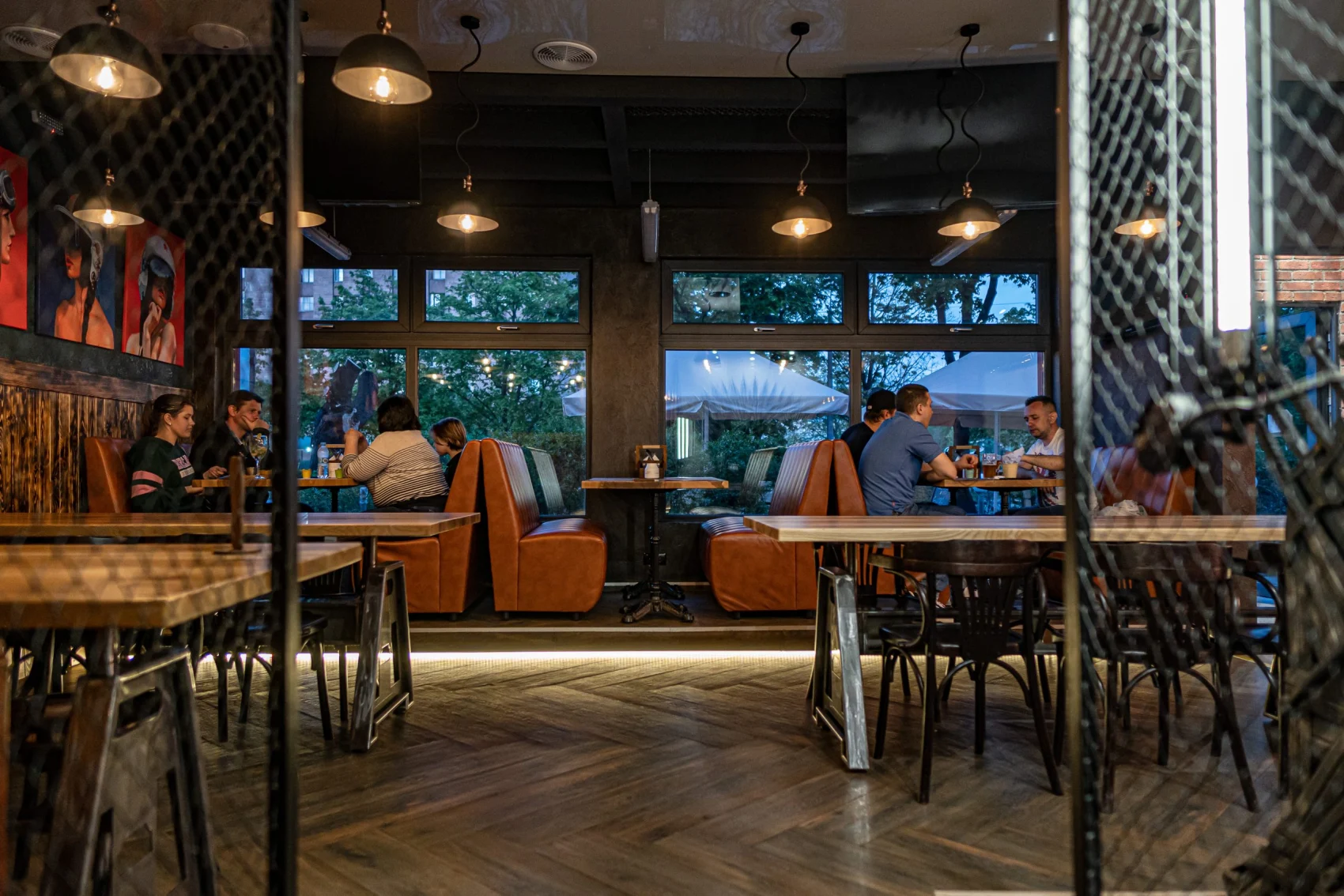 nowoczesna restauracja z przytulnymi stolikami i ludźmi w środku